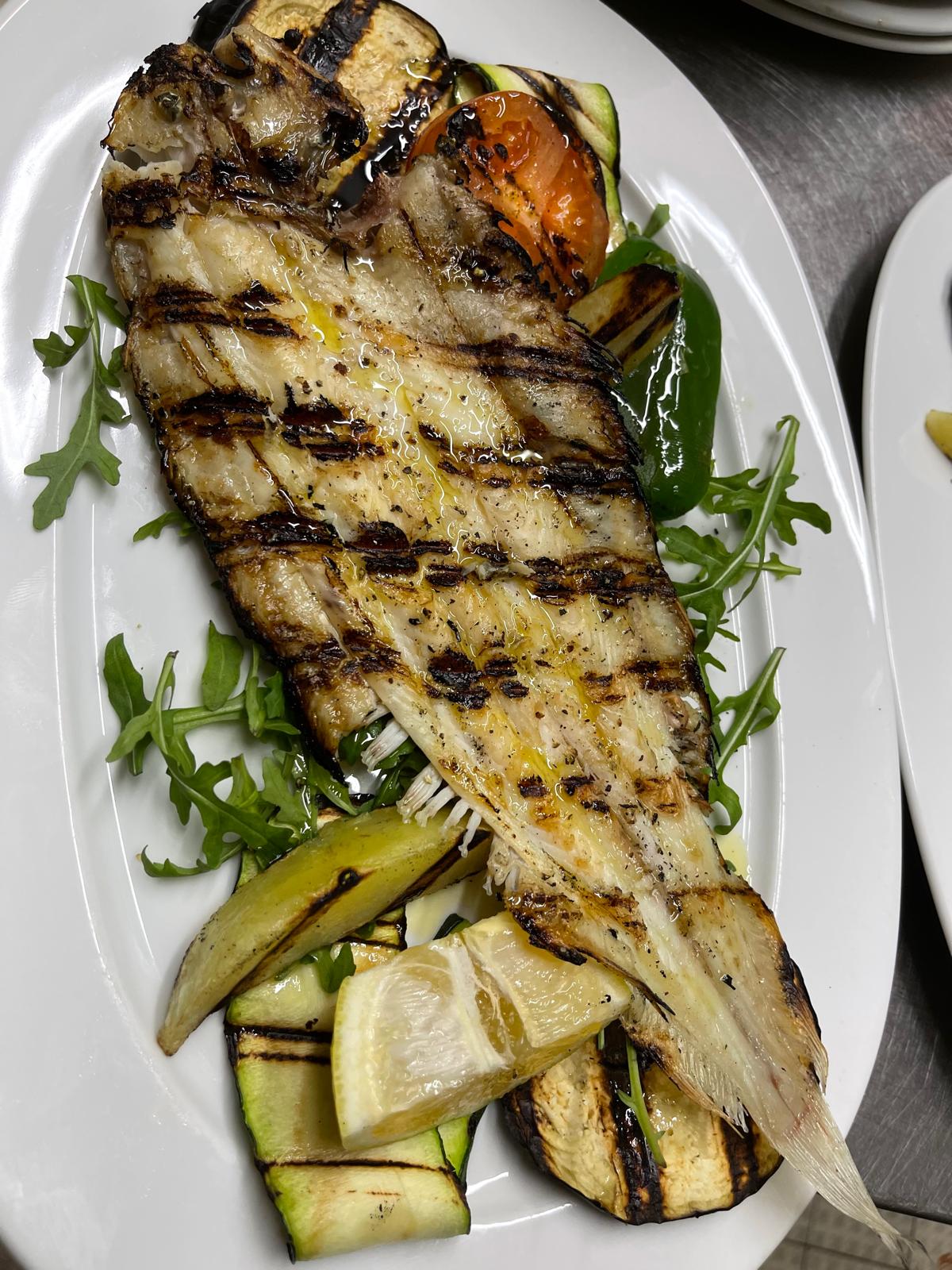 Gegrillter Fisch mit Zucchini, Aubergine und Tomate vom Grill