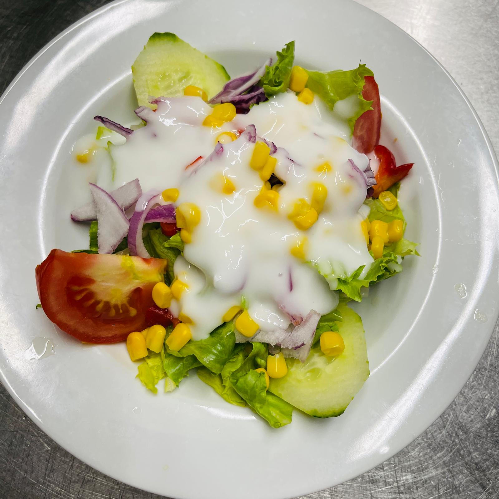 Insalata Mista mit Joghurtdressing, Mais, Gurke und Tomate