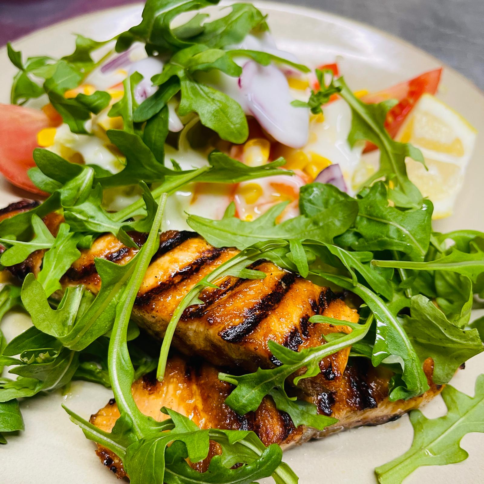Gegrillter Lachs mit Rucola und Beilagensalat