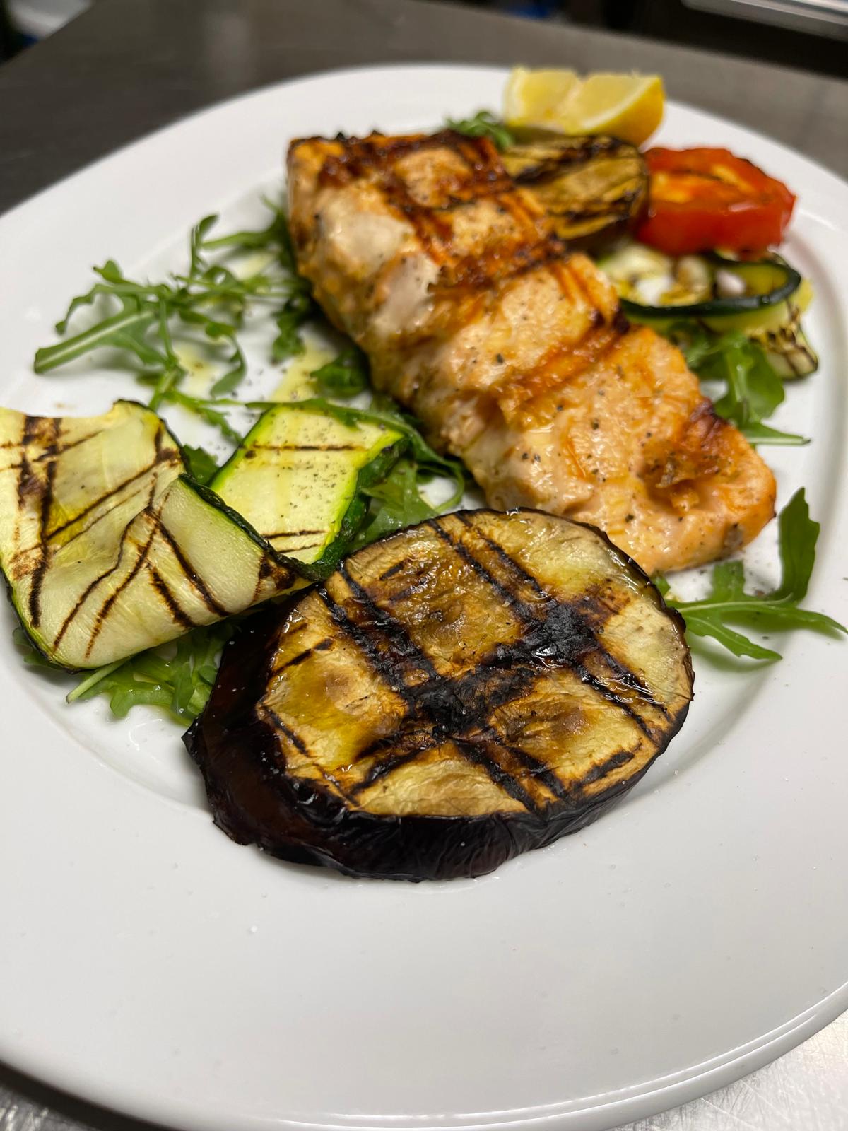 Gegrilltes Lachsfilet mit Grillgemüse und Zitrone