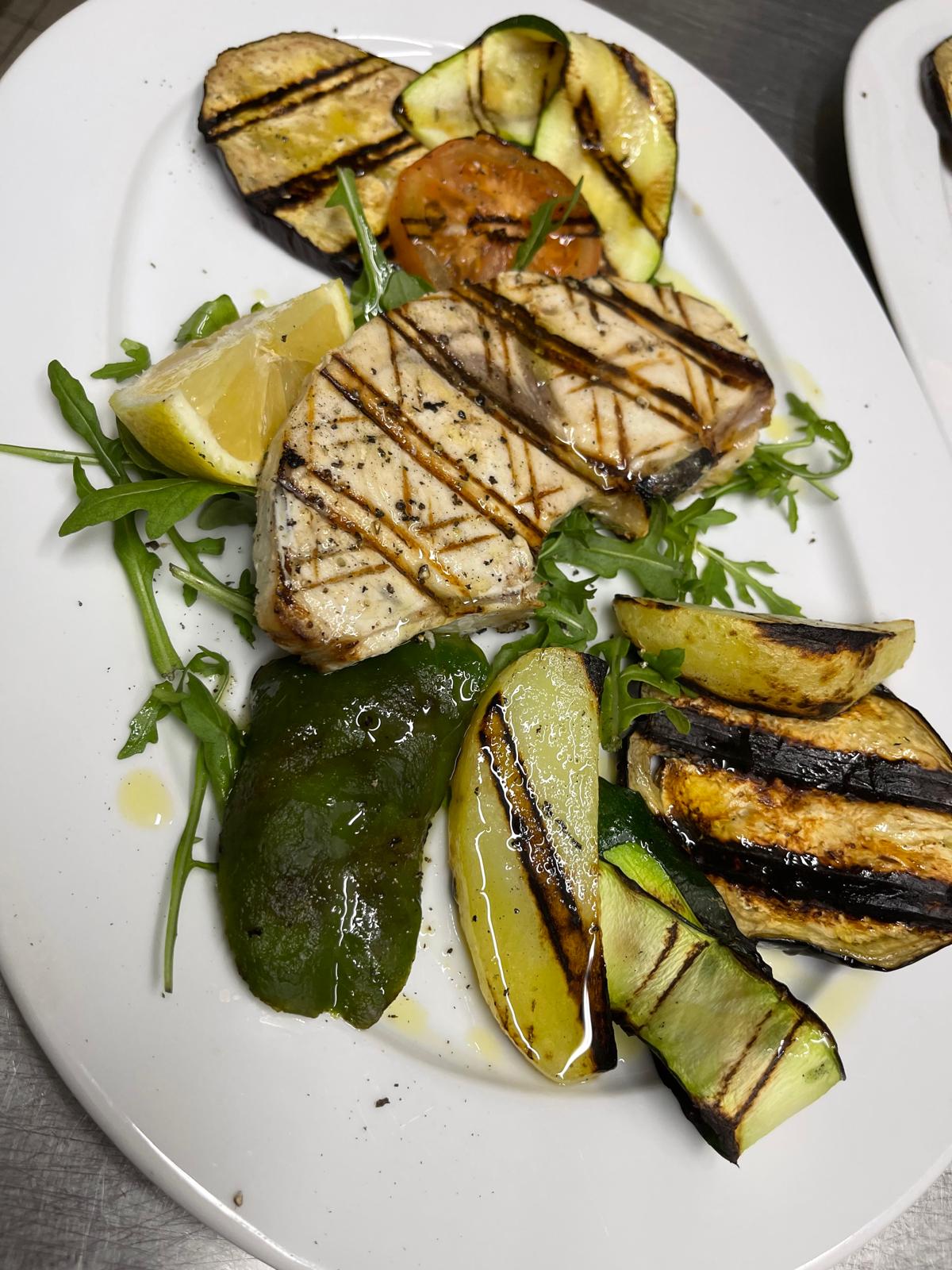 Gegrilltes Schwertfischsteak mit Grillgemüse und Zitrone