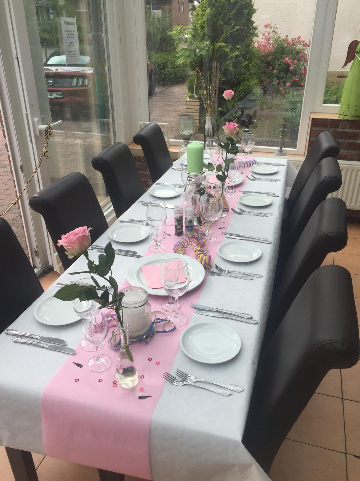 Wintergarten mit Blick ins Grüne und festlich gedeckter Tafel